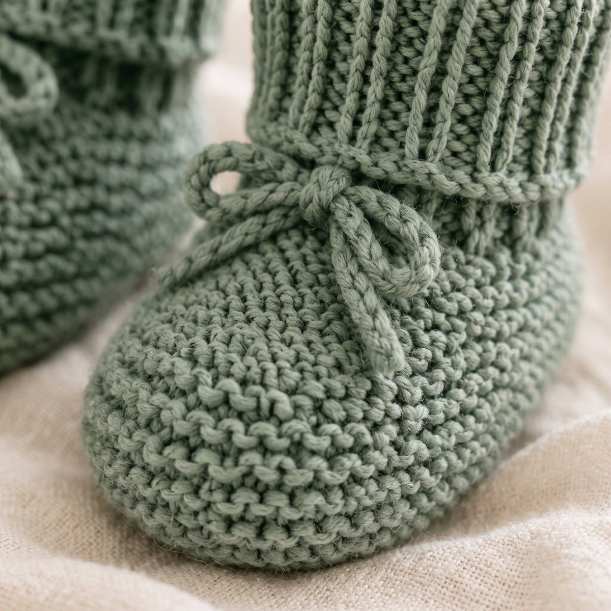 Baby Slippers Knitting Pattern PDF, Garter Stitch Baby Booties with Ribbed Cuff and Tie, 6 Sizes Newborn to 4 Years